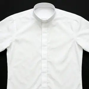 CAMISA CUELLO CLERIMAN COLOR BLANCO, MANGA CORTA