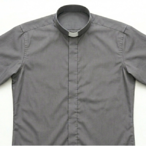 CAMISA CUELLO CLERIMAN COLOR GRIS, MANGA CORTA