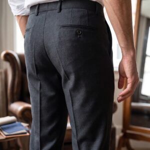 Elegante pantalón con bolsillos tipo chino