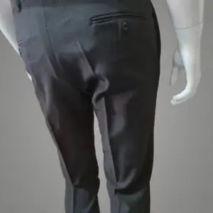 Elegante pantalón con bolsillos tipo chino